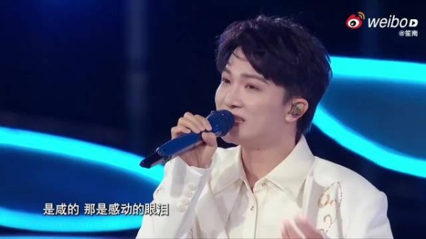 周深演唱遇强风头发凌乱被调侃似徐志胜