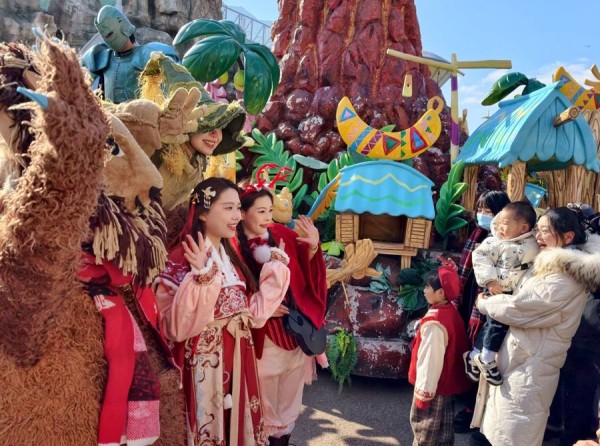 上海海昌公园迎节日大客流，全天有超百场演艺活动