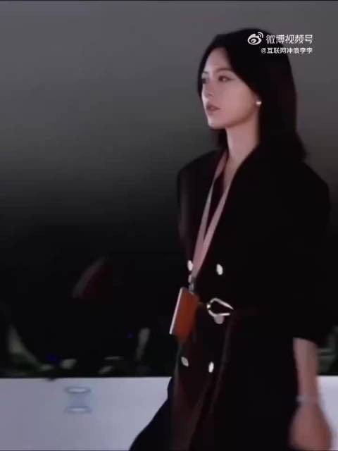 赵今麦诠释聂曦光专业从容职场女性形象