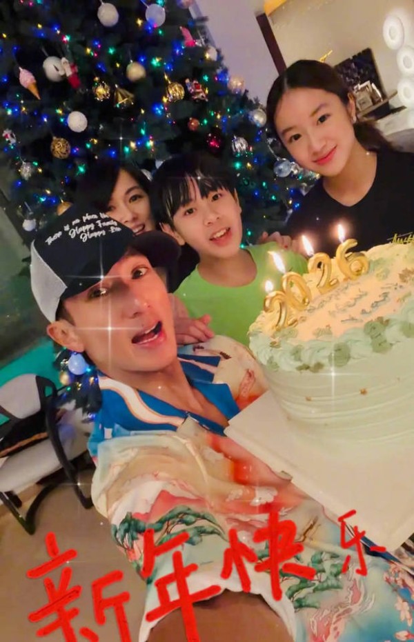 吴尊元旦晒全家福，一家四口笑容灿烂，画面温馨又幸福！