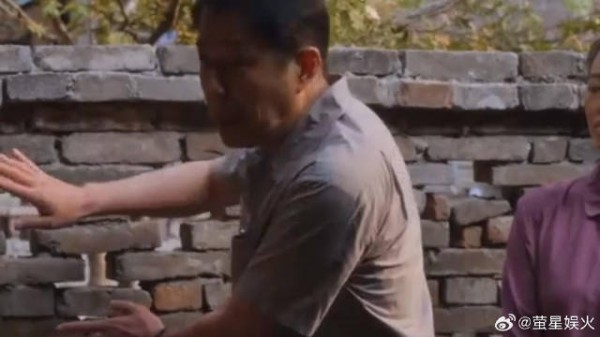 书记：惹不起我躲得起，快跑！