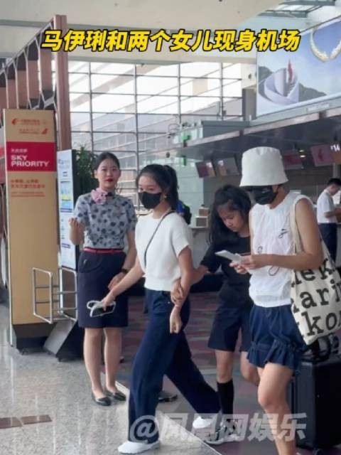马伊琍携两女儿现身机场,母女素颜自拍显亲密