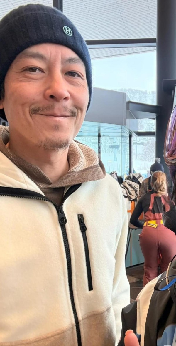 网友在二世古滑雪偶遇陈冠希！花白细碎胡渣像小老头，脸上皱纹藏不住