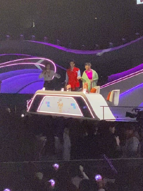 每次导师们出场 华晨宇都是扶着殷秀梅老师的 真的是很好的花花啊! 声鸣远扬