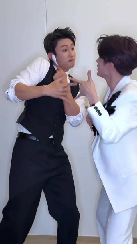 黄景瑜持勺呼叫檀健次，沈sir转身遇比心