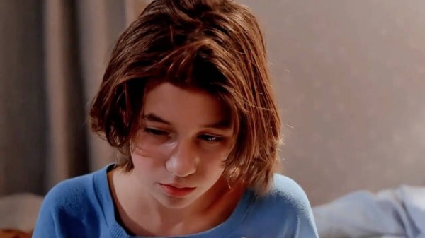 她以青春的惊雷劈开规训的茧，在众人侧目中，绽放出惊心动魄的美