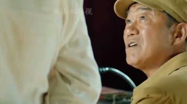 曾经的汉奸摇身一变成了副司令，怎料被一个挑粪的大爷一眼识破