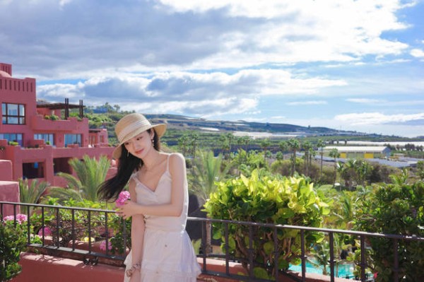 景甜穿白色吊带裙,气质清新靓丽。