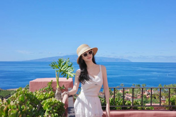 景甜身材苗条,曲线迷人。