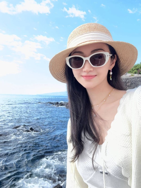 景甜与大海合影。