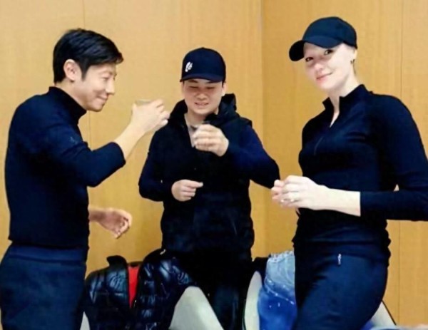 撒贝宁带妻子李白与好朋友聚餐，李白又高又白又美，真的靓丽多彩