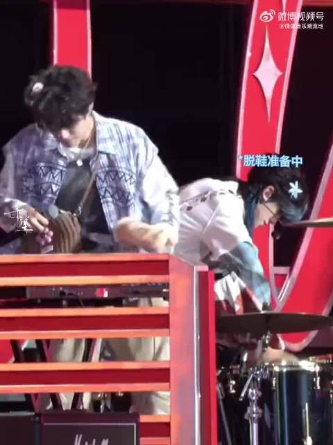 左航音乐会脱鞋踩鼓引队友张极惊讶