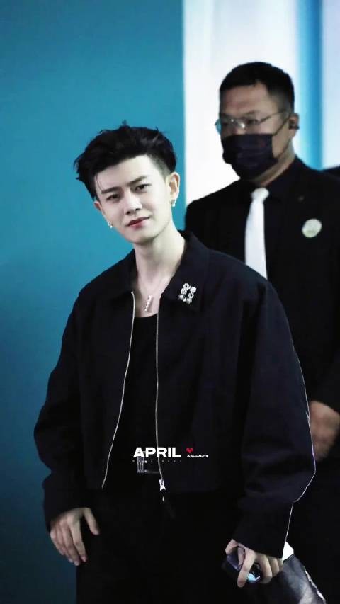 任嘉伦真的太适合痞帅风了,这一歪头我人没了