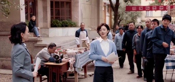 赵丽颖素颜扛锄头，黄晓明蹲地吃纸：这部国产剧真把演员“扔”进泥土里了