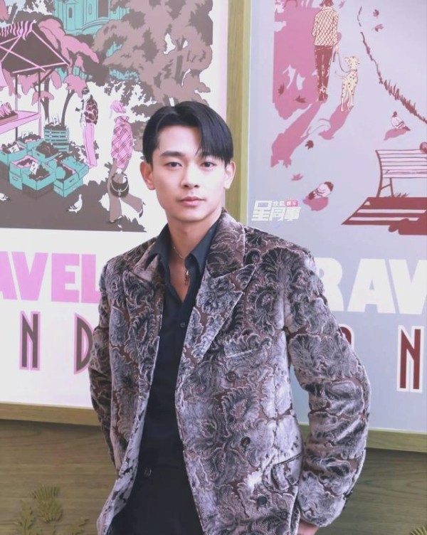 明星同台竞技：从容与疲惫的对比