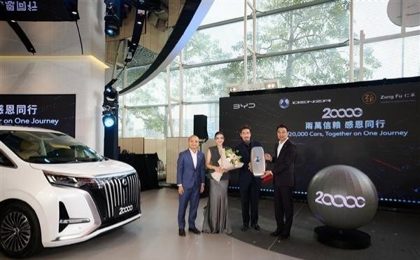 香港模范夫妻成比亚迪双车主 第20000辆交付背后的品牌影响力-有驾