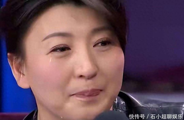 演员闫学晶哭穷引争议！儿子年收入不到40万养家压力大