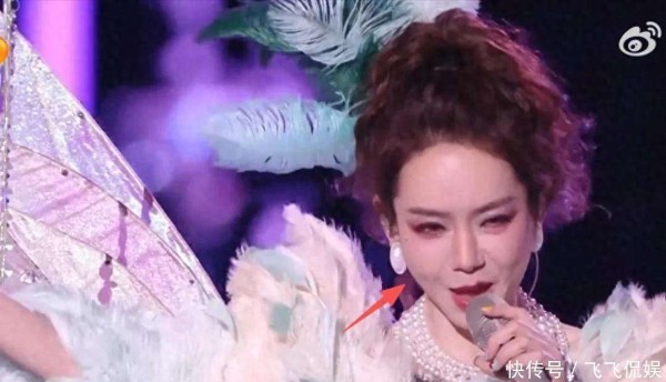 戚薇僵脸、沈佳润跑调、金晨妆崩，女明星的舞台容错率有多低？