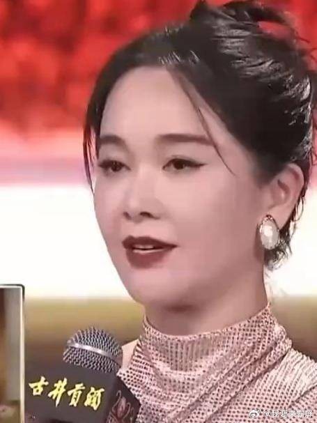 46岁左小青太大胆!高开叉裙大红唇,冯绍峰都不敢看丨国剧盛典