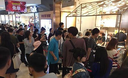 排队“当托”场面火爆,网红经济是泡沫还是资本狂欢?