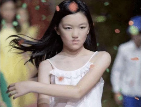 这就是网红和明星的差距! 黑暗大美简直是灾难现场,李嫣都比她强!