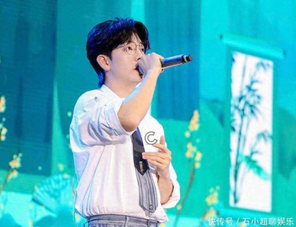 胡夏携女伴返广西,两人着情侣装超默契,驾9万敞篷车接地气