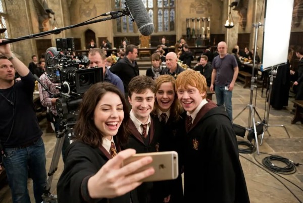 和任何明星拍张自拍——无需真实见面