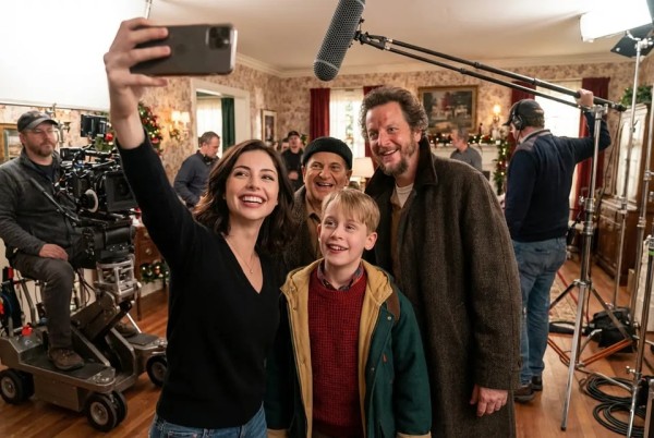 自然姿态与光影效果融合 —— Nano Banana Pro 场景融合技术