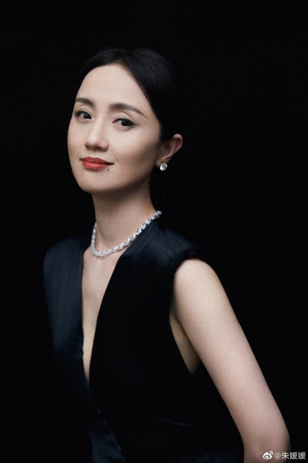 朱媛媛去世7个月后遗作《小城大事》定档，主演名单中她的名字被加上方框；剧中与赵丽颖黄晓明有大量对手戏