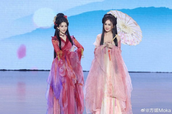 方媛新年第一天飞上海买金首饰！穿金色新中式好贵气，刷卡像买菜