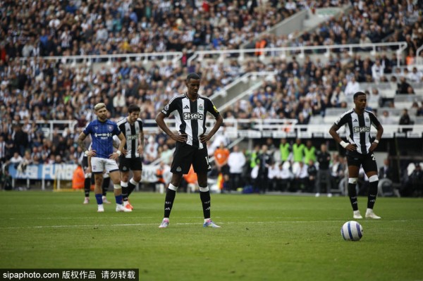 利物浦与伊萨克口头达成协议:英超转会市场再掀风暴