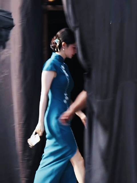 王楚然蓝色旗袍展东方美韵，民国佳人造型优雅亮相