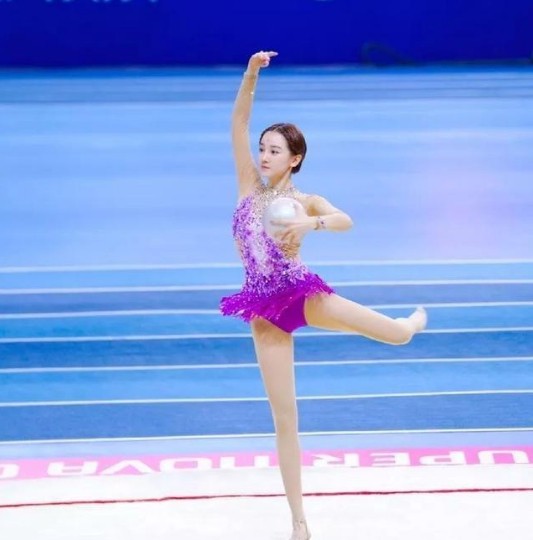 她因身材太好无奈退出游泳队，进入娱乐圈后，出演《如懿传》吸粉