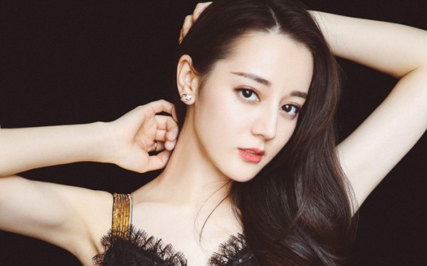 大火的她18岁试镜曝光,满脸胶原蛋白超稚嫩,比热巴杨幂还美