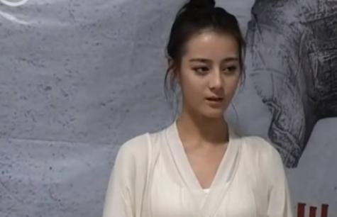 大火的她18岁试镜曝光,满脸胶原蛋白超稚嫩,比热巴杨幂还美