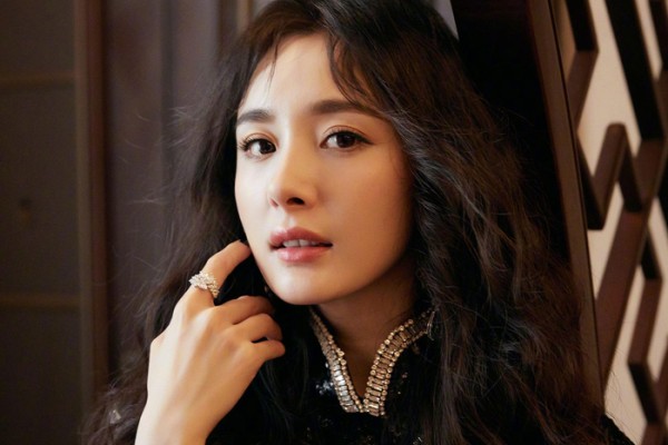 大火的她18岁试镜曝光,满脸胶原蛋白超稚嫩,比热巴杨幂还美