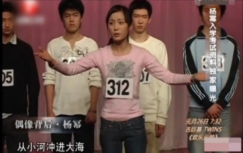 大火的她18岁试镜曝光,满脸胶原蛋白超稚嫩,比热巴杨幂还美