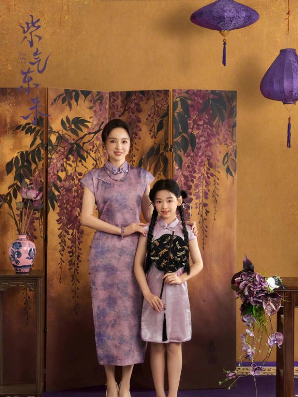 搜狐娱乐讯 近日,一组董璇和小酒窝的节日美照曝光,只见母女两人同穿紫色系旗袍。