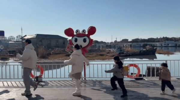 搜狐娱乐讯 近日,李嘉格晒出与男友带着一双儿女一起游玩的视频。两个孩子与男友相处融洽,四人同框的画面非常温馨。