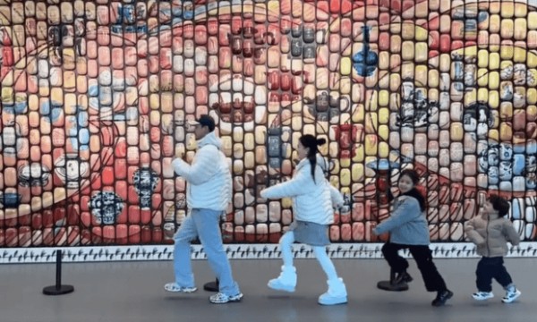 四人同框画面温馨。