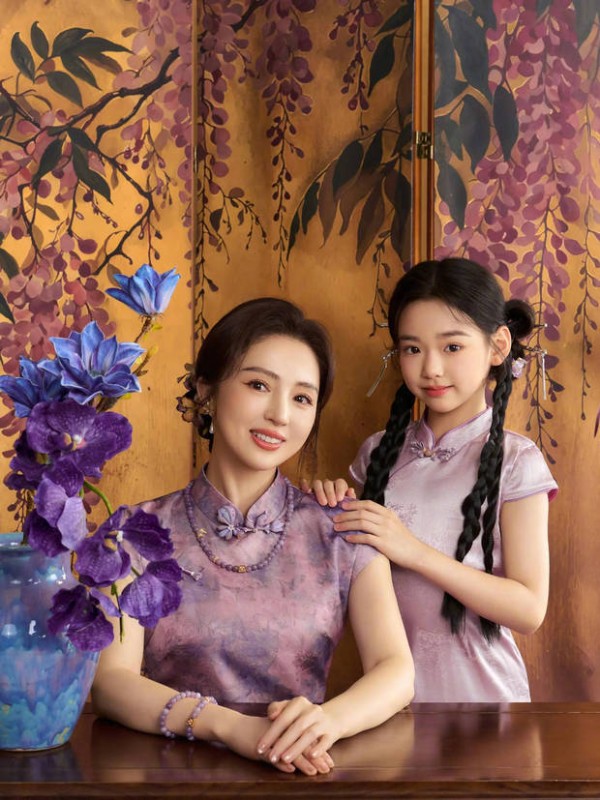 小酒窝站在妈妈身边,董璇笑容灿烂。