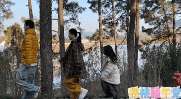 李嘉格男友带着俩孩子一起玩耍。