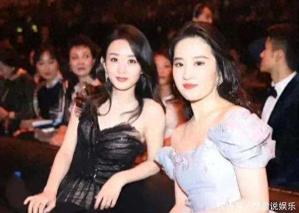 杨颖咖位又降级了？化大浓妆参加上海网红聚会，合照都在最角落里