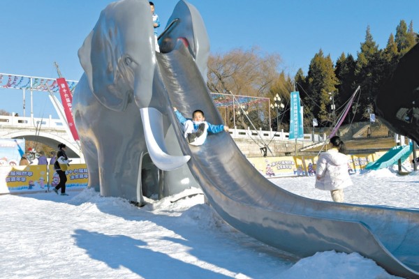承载许多市民童年记忆的大象滑梯亮相陶然亭冰雪嘉年华。