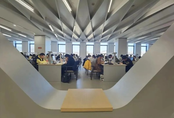 浙江大学图书馆内，学生正在学习 图源：“浙江大学图书馆”微信公众号