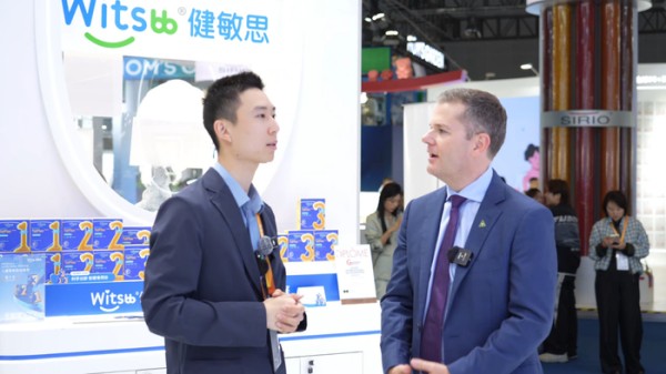 图为：Witsbb健敏思品牌总监与澳大利亚药品保健品协会会长John交流