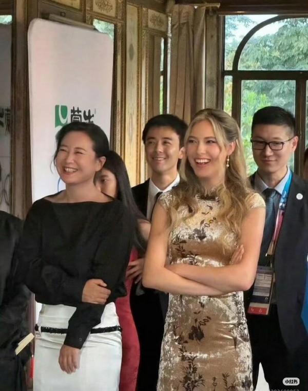 兮沫韵儿：最近关于两位知名人士产生“意外交集”的爆料在网络上引发热议。
消息指向的两人是一名演员和一位电竞选手，具体身份目前尚未官方确认，但网络猜测指向周迅和Uzi。
背后的故事是，他们因一次慈善电竞活动相识，随即展开了超越圈层的友谊。
据知情人士透露，两人已交往近三年，经常在休闲时间组队玩游戏，彼此并没有商业合作的意图，只是纯粹的朋友关系。
这份跨界友谊也逐渐在公众视野中露头。
例如，狗仔队最近...