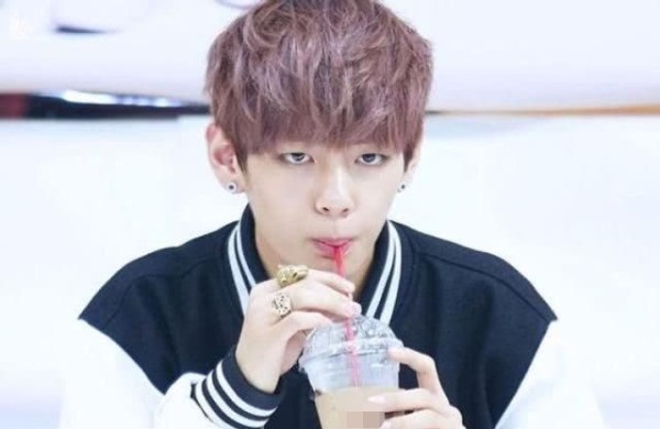 南韩“全能偶像担当”:金泰亨帅气,宋雨琦可爱