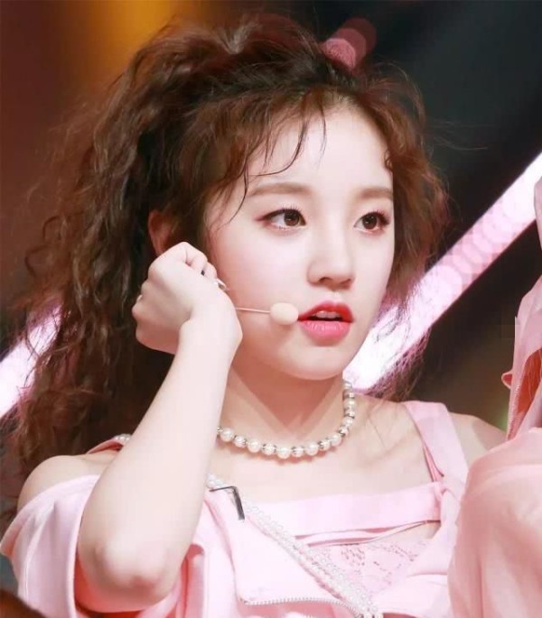 南韩“全能偶像担当”:金泰亨帅气,宋雨琦可爱