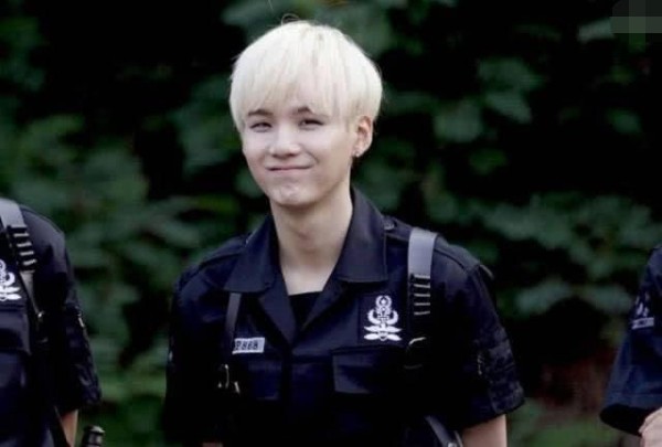 南韩“全能偶像担当”:金泰亨帅气,宋雨琦可爱